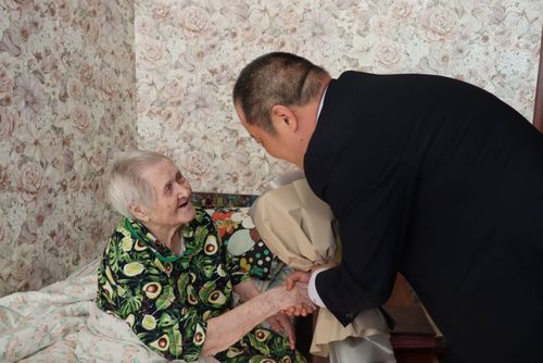 Министр здравоохранения Тувы поздравил с Днем Победы труженицу тыла Веру Волкову