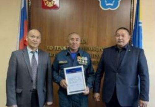 Спасателям Тувы вручены благодарности Главы республики за обеспечение безопасности на IV Международном буддийском форуме