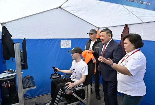 Владислав Ховалыг поздравил с Днём среднего профессионального образования
