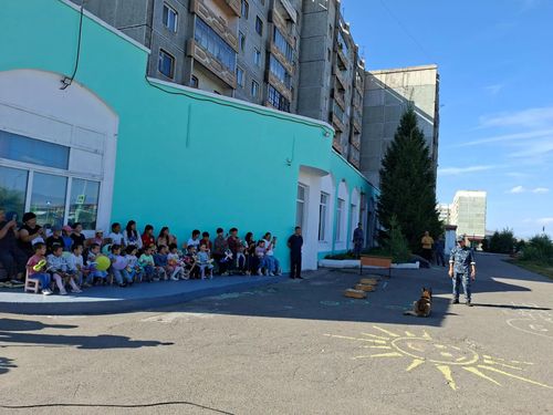 Прощание с летом: сотрудники УФСИН подарили детям праздничное настроение