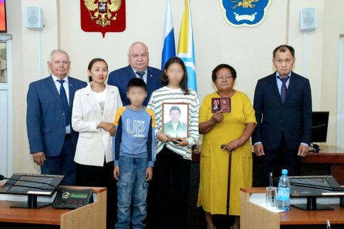 В Верховном Хурале Тувы посмертно наградили погибших в спецоперации военнослужащих