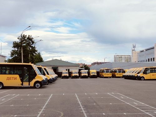 Тува получила 25 новых современных школьных автобусов