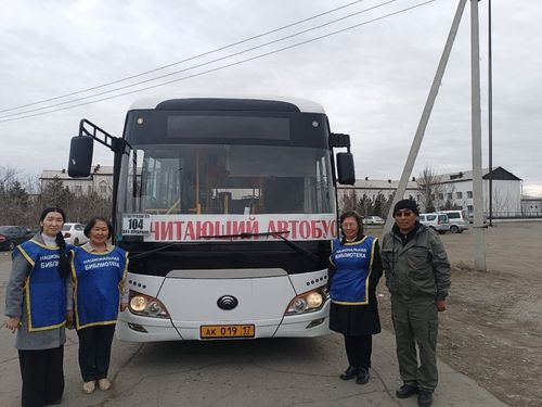По улицам Кызыла проехал «Читающий автобус»