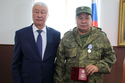 Бойцу из добровольческого отряда «Барс» вручили медаль «За отвагу»