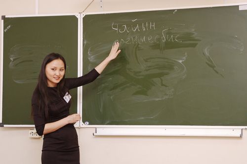 Глава Тувы поздравил учителей с профессиональным праздником