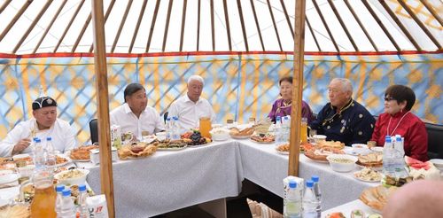 Глава Тувы встретился с ветеранами Каа-Хемского района