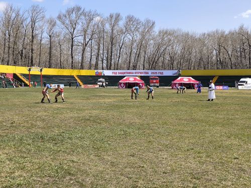 В Кызыле стартовал турнир по борьбе хуреш в честь Первомая