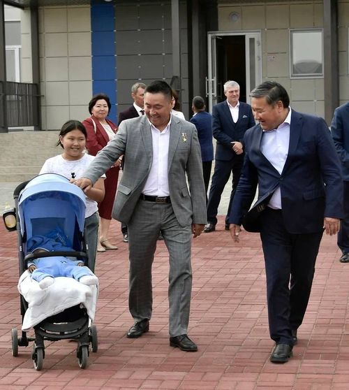 Глава Тувы поздравил с днем рождения Героя России Буяна Куулара