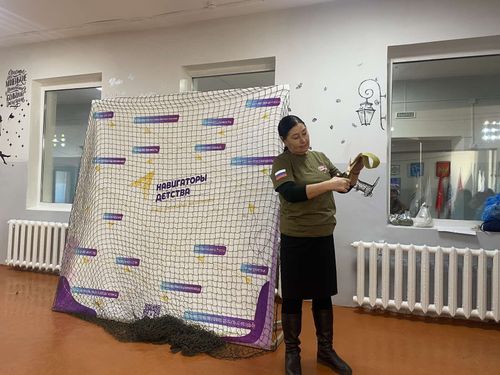 В Бай-Тайгинском районе прошел мастер-класс по плетению маскировочных сетей и изготовлению блиндажных свечей