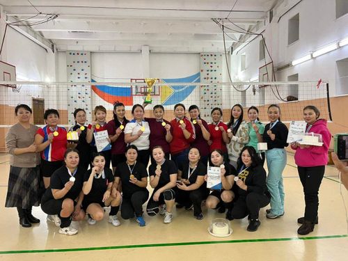 В ТувГУ прошли соревнования по волейболу среди матерей и жен участников СВО