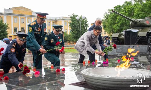 В Кызыле в День памяти и скорби возложили цветы к Вечному огню