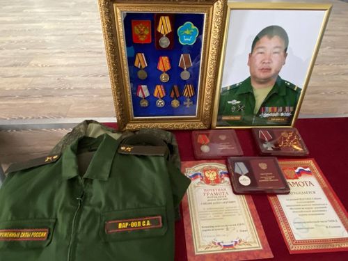 В Чаа-Хольской школе открыли «Парту Героя» и мемориальную доску в честь Сайдаша Пар-оола