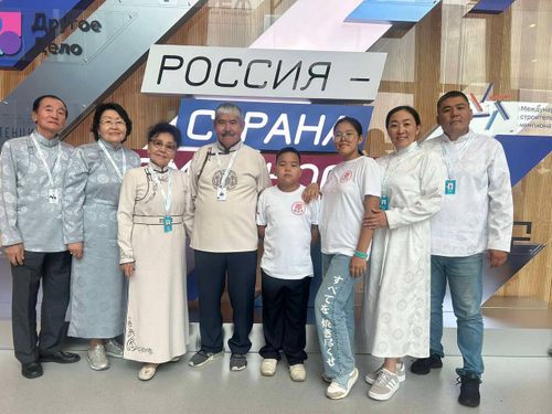 Семья Дамдын из Тувы сражается за 5 миллионов рублей на Всероссийском конкурсе «Это у нас семейное» в Москве
