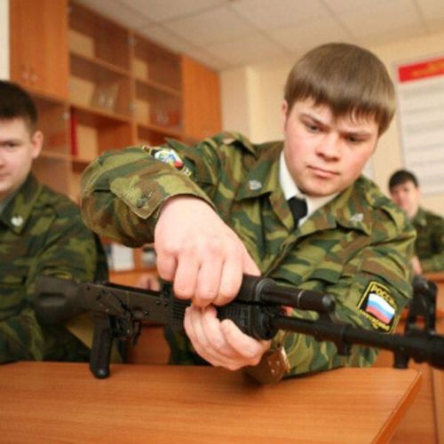 Российских школьников будут учить военной подготовке