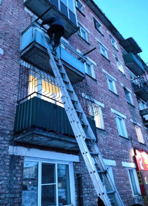 В столице Тувы спасатели помогли женщине попасть в квартиру к пожилой матери