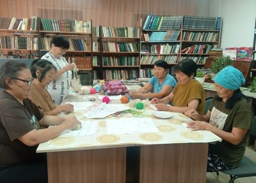 В Кочетовской библиотеке прошёл мастер-класс по валянию к празднику животноводов