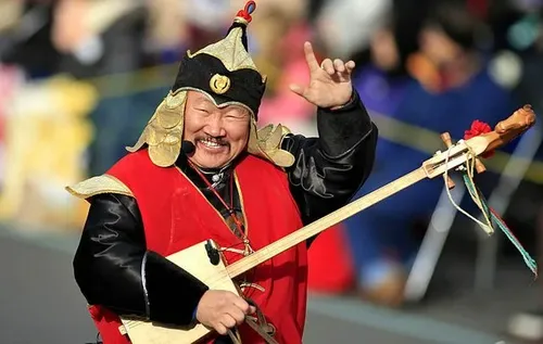 Владислав Ховалыг поздравил жителей Тувы с Днем Хөөмея