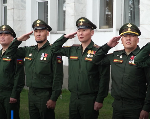 Глава Тувы поздравил военнослужащих и ветеранов с Днём офицера России