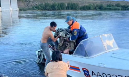 В Туве сотрудники МЧС спасли молодую женщину, которую унесло течением реки