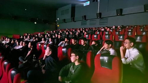 В кинотеатре «Найырал» для школьников и студентов организовали просмотр семейной комедии «Испытание аулом»