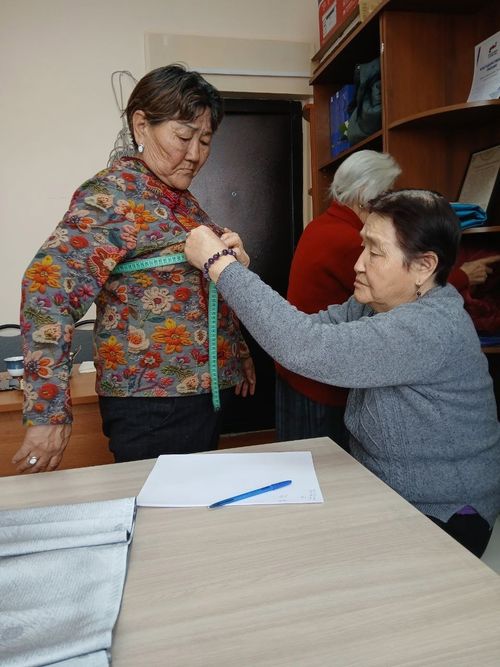 Для жен и матерей погибших участников СВО провели мастер-класс по пошиву национальной одежды