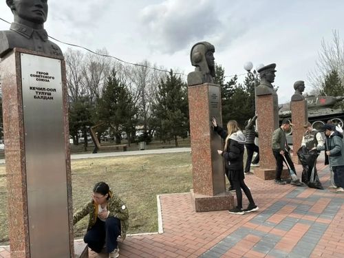 Школьники Кызыла провели субботник на Площади Победы и возложили цветы к монументу «Непокоренный»