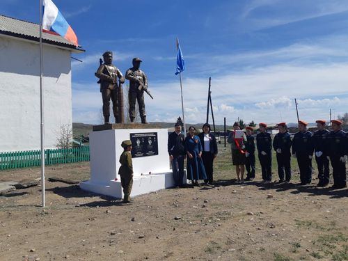 В селе Кара-Хаак открыли памятник двум героям-братьям, погибшим в зоне спецоперации