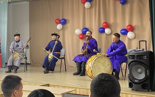 Өгбелерден дамчып келген сыгыт-хөөмейни школачыларга бараалгаткан