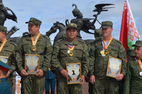 Победители «Военного ралли» подарили свой приз-микроавтобус «Соболь» детям Кызыла