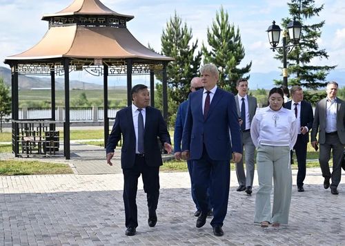 Владислав Ховалыг показал полпреду Анатолию Серышеву скульптурный комплекс «Центр Азии»