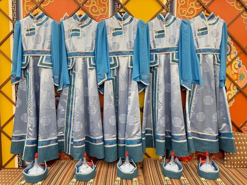 Полпредство Тувы в Москве обновило национальные костюмы студентам, обучающимся в столице России