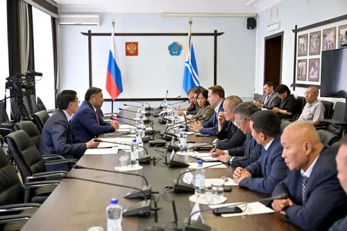 Владислав Ховалыг провёл рабочую встречу с председателем Сибирского банка «Сбербанк» Дмитрием Солнцевым