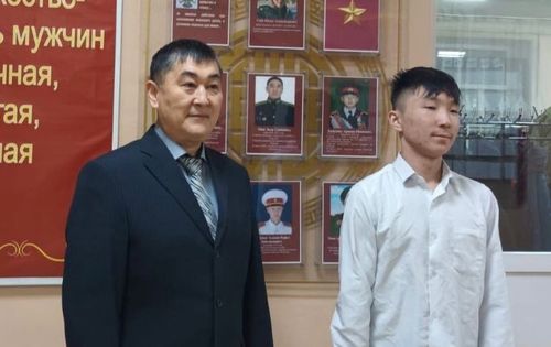 Вице-премьер Главы Тувы Тимур Куулар в рамках проекта «Наставники: не рядом, а вместе!» посетил своих подопечных