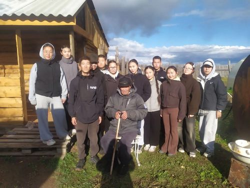 В Пий-Хемском районе десятиклассники навестили труженика тыла