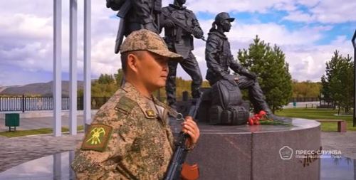Владислав Ховалыг возложил цветы к памятнику участникам СВО