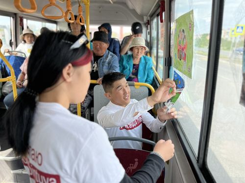 Детские рисунки на тему дорожной безопасности появились в общественном транспорте Кызыла