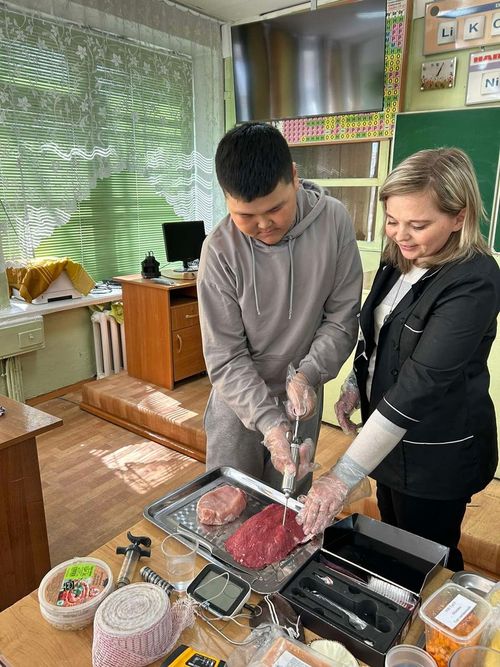 Мастер-класс по производству колбас показали школьникам республики