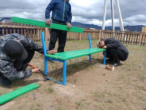 В селе Самагалтай ремонтируют детские площадки