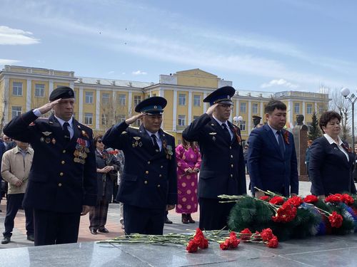 Судебные приставы Тувы приняли участие в торжественном строю при возложении цветов Памятнику неизвестного солдата