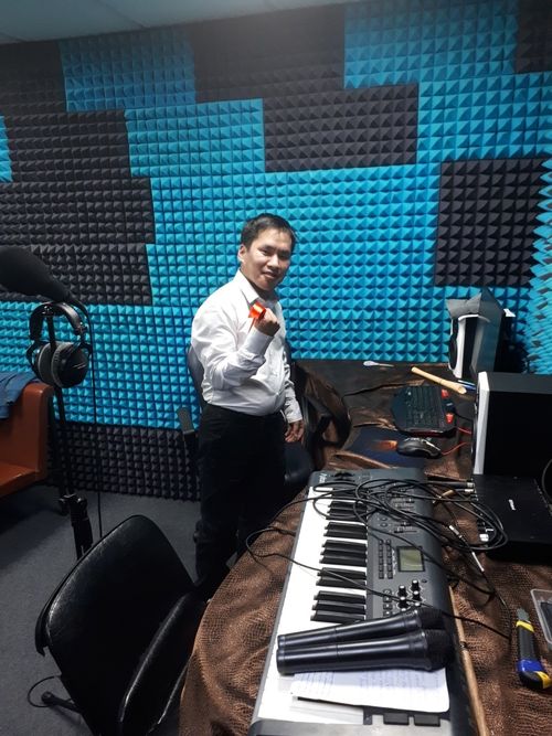 Соцконтракт на творчество: Житель Тувы оборудовал собственную студию звукозаписи