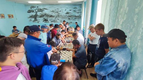 Шахматный турнир в честь юбилея первого президента Тувы продолжается