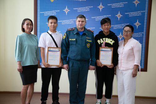 В МЧС Тувы наградили двух школьников, спасших тонущую девочку
