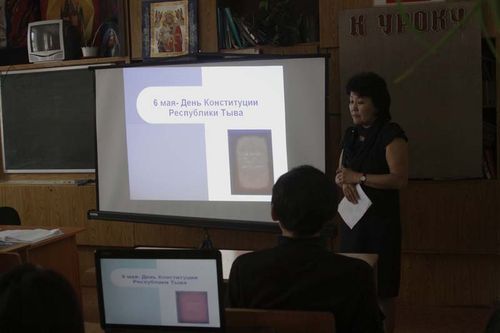 Ученые-социологи подвели итоги трехлетнего исследования на знание жителями Тувы Конституции Республики Тыва