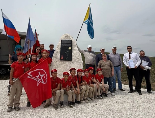 В районе примыкания дороги Кызыл – Ээрбек установили монолит, посвященный памятным датам