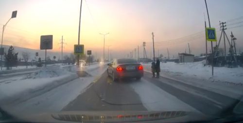 В Кызыле задержали мужчину, едва не сбившего женщину с ребенком