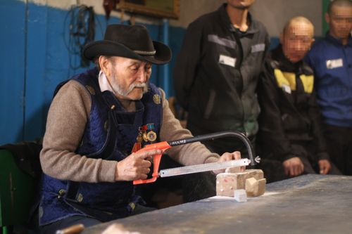 Для осужденных Тувы провели мастер-класс по камнерезному искусству