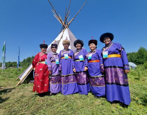На берегах жемчужины Тувы провели фестиваль самодеятельного творчества среди людей старшего поколения «Мы едины»
