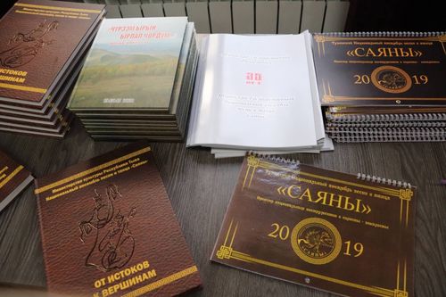 К 50-летию ансамбля "Саяны" издана книга «От истоков до вершин»