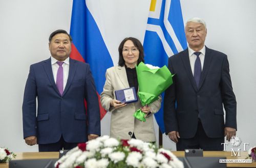 В доме правительства Тувы Глава республики наградил сотрудников контрольно-ревизионных органов