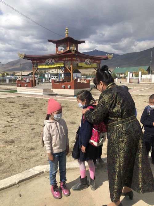 Школьники отдаленной Монгун-Тайги получили помощь в рамках акции «Собери ребенка в школу»